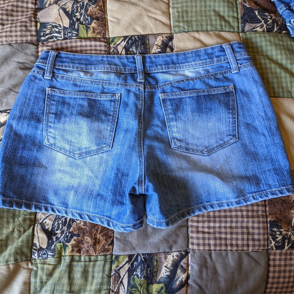 Ana Shorts - Picture 2 of 2